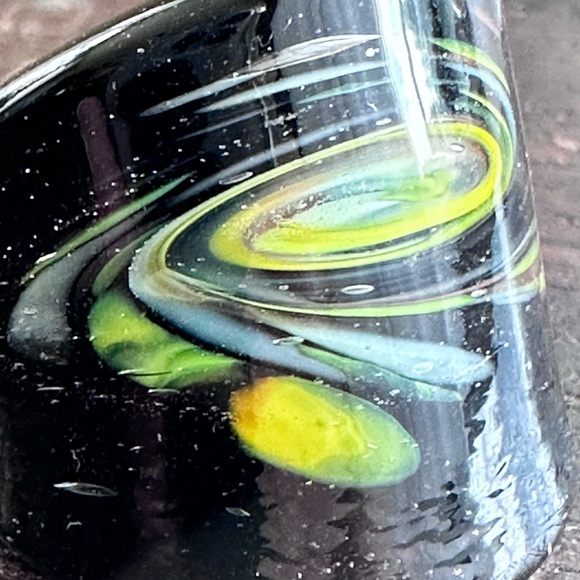 Green and Black Glass Swirl Ring, Size 9 - Picture 3 of 12